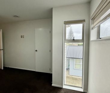 Modern 4-Bedroom, 3-Bathroom Townhouse in Mangere - Photo 1