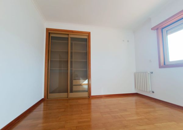 Apartamento T3 com Terraço Privativo para Arrendamento em Nova Queijas