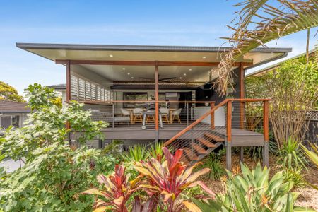 Dual Living! Massive Deck! 4 Bay Shed - 7x12 m! - Photo 3