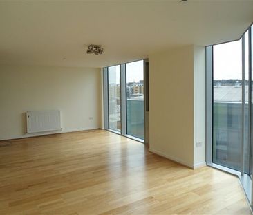 Stunning 2 bedroom luxury apartment in Greenwich! - Photo 2