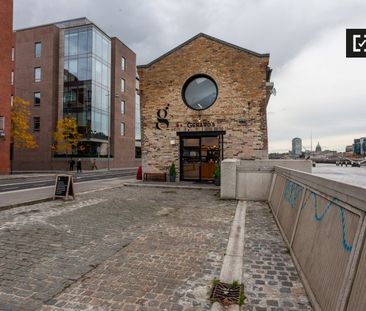 Bed in a twin room in a 2-bedroom flat in Silicon Docks - Photo 2