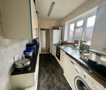 4 bed semi-detached house to rent in Ruislip Road East, Greater Lon... - Photo 3