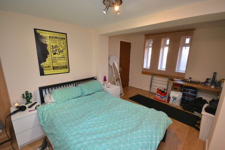 4 bed Flat for Rent - Photo 3