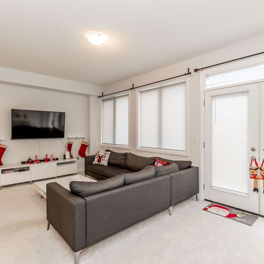 For Lease - 147 Landolfi Way, Bradford West Gwillimbury, Ontario - Photo 1