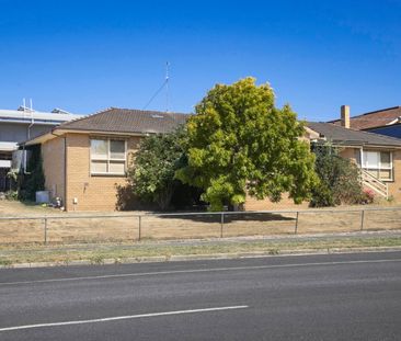 CENTRALLY LOCATED FAMILY HOME - Photo 5