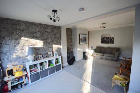 3 bedroom semi-detached house to rent - Photo 5