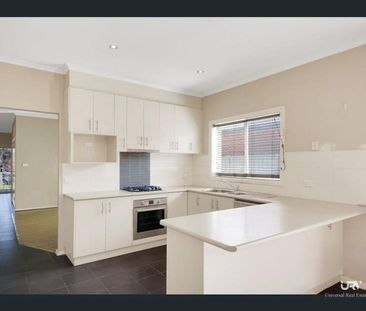 Spacious 4- Bedroom Home in Craigieburn - Photo 5