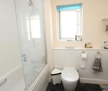 A great double room offered on a furnished basis. In a great locati... - Photo 4