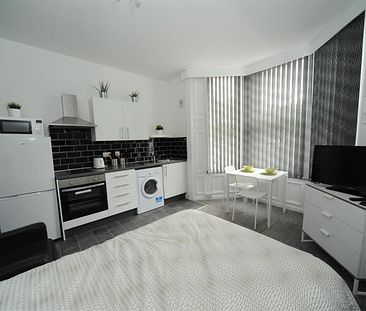 United Kingdom, 23-25 The Crescent, TS5 6SG, Middlesbrough - Photo 1