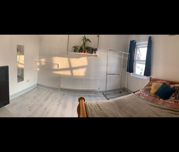 3 Bed Flat, Katherine Road, E7 - Photo 2