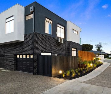 3 Bedroom Townhouse with Own Street Front and solar power - Photo 3
