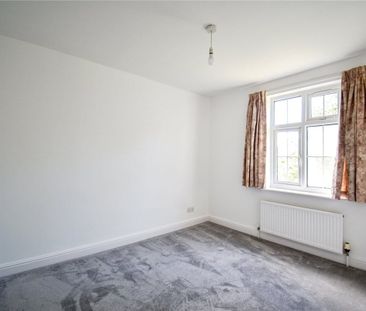 A well presented 3 bedroom semi-detached house situated in popular ... - Photo 4