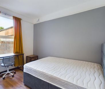 6 bedroom end of terrace house to rent - Photo 2