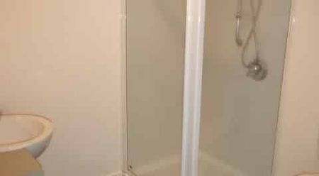 Modern, Warm & Low-Maintenance 2-Bedroom Apartment with Sunny Balcony and Secure Parking - Photo 5