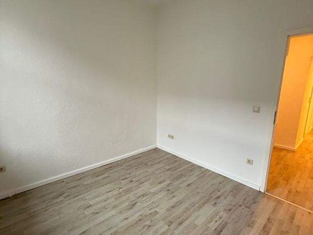 Schöne helle Erdgeschoss 2 Raum Wohnung mit Balkon und Einbauküche ab sofort zu vermieten - Photo 3
