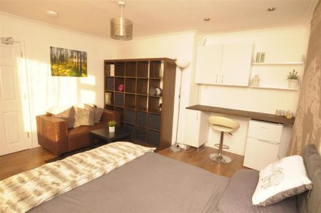 1 bedroom in a house share to rent - Photo 3