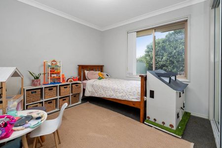 SPACIOUS FAMILY HOME IN PRIME LOCATION!! - Photo 5