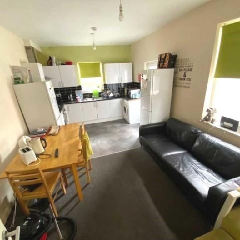 Room in a Shared House, Lower Seedley Road, M6 - Photo 1