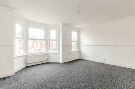 3 bedroom flat to rent - Photo 4