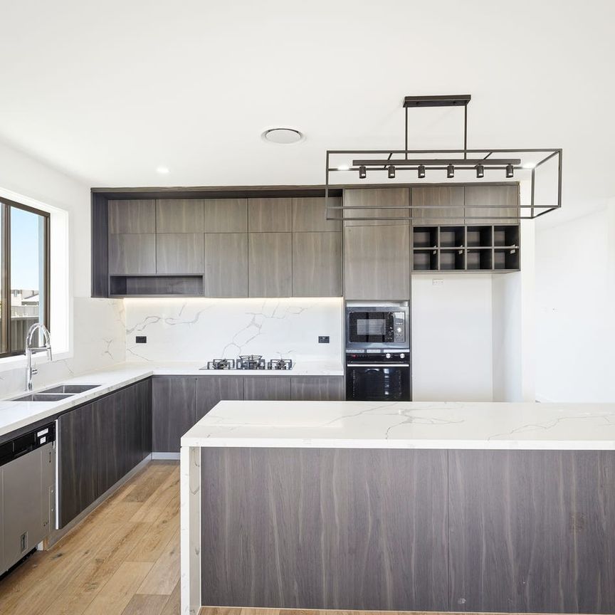 🏡 Stylish Brand-New Family Home for Lease in Claremont Meadows - Photo 1