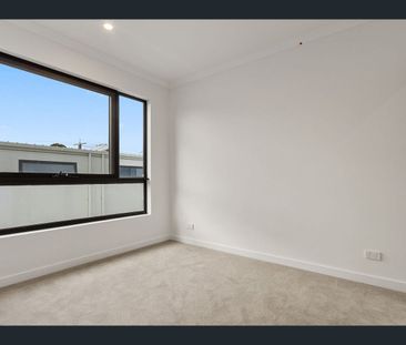 Stylish Three-Storey Living with Modern Comforts - Photo 3