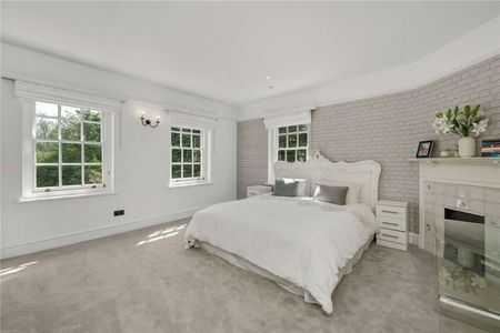 An impressive six bedroom family home on the prestigious Wentworth Estate. - Photo 4