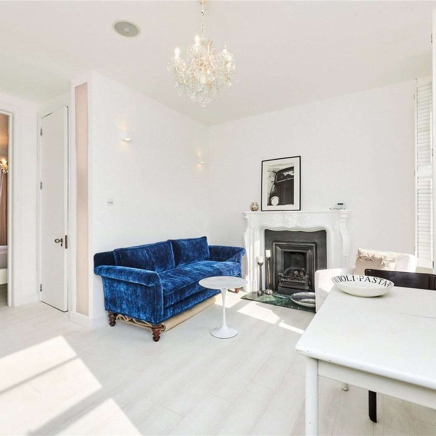 SHORT LET - One bedroom apartment set only 100 meters from Little Venice Canal in a period white stucco building - Photo 1