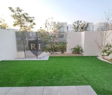 NEXT TO AMENITIES 3BED+MAID LANDSCAPED - Photo 2