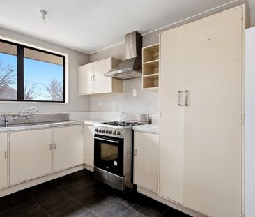 Spacious 3 Bedroom, 2 Bathroom Home - Photo 4