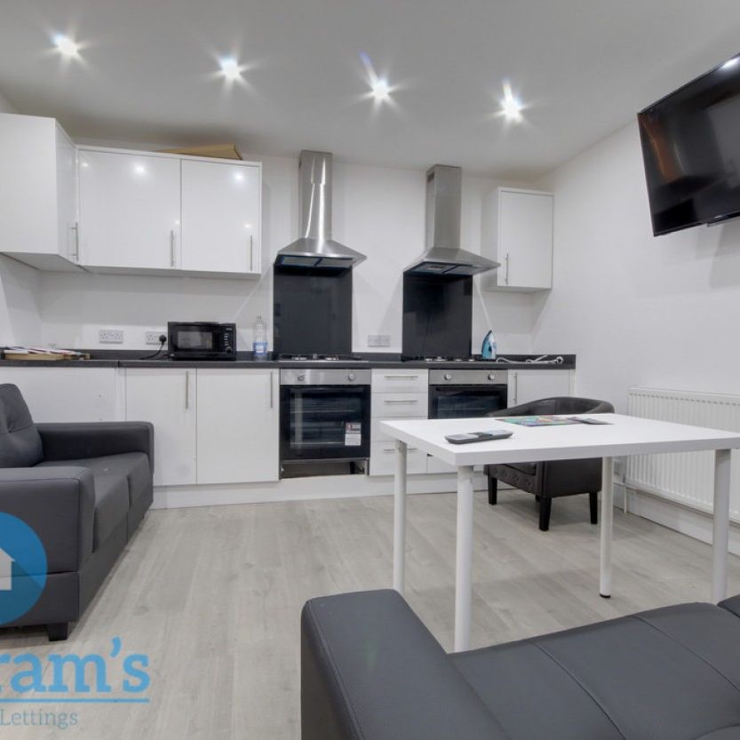 6 bed Semi-Detached House for Rent - Photo 1