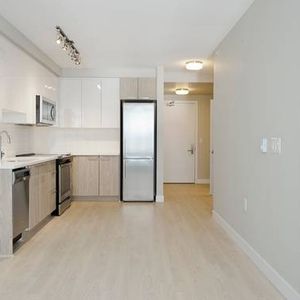 Elegant One Bedroom Walking Distances to Grocery, Skytrain & More! - Photo 2