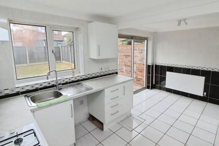 3 bedroom semi-detached house to rent - Photo 5