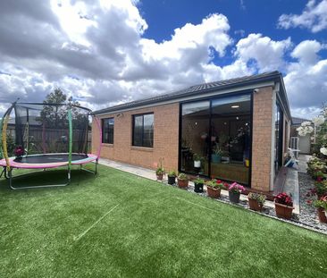 Family-Friendly Home with Modern Kitchen and Secure Parking - Photo 6