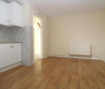 3 bedroom end of terrace house to rent - Photo 3