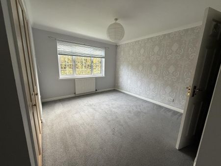3 bedroom flat to rent - Photo 3