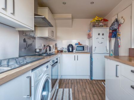 3 bedroom semi-detached house to rent - Photo 3