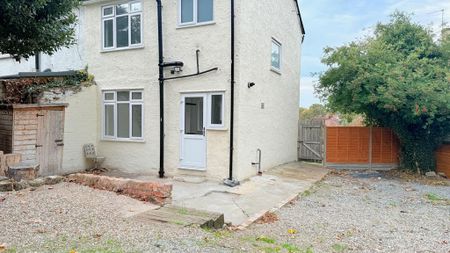 3 bedroom semi-detached house to rent - Photo 4
