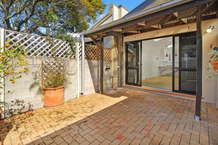 Location & lifestyle - Photo 3