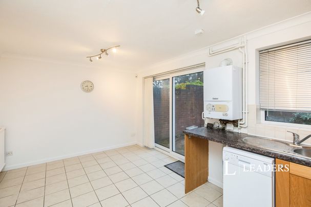 3 bedroom house to rent The Square, Mickleover, DE3 - Photo 1