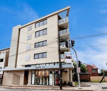 Trendy Unit With Balcony, Car Space, Air Con & Internal Laundry - Photo 3