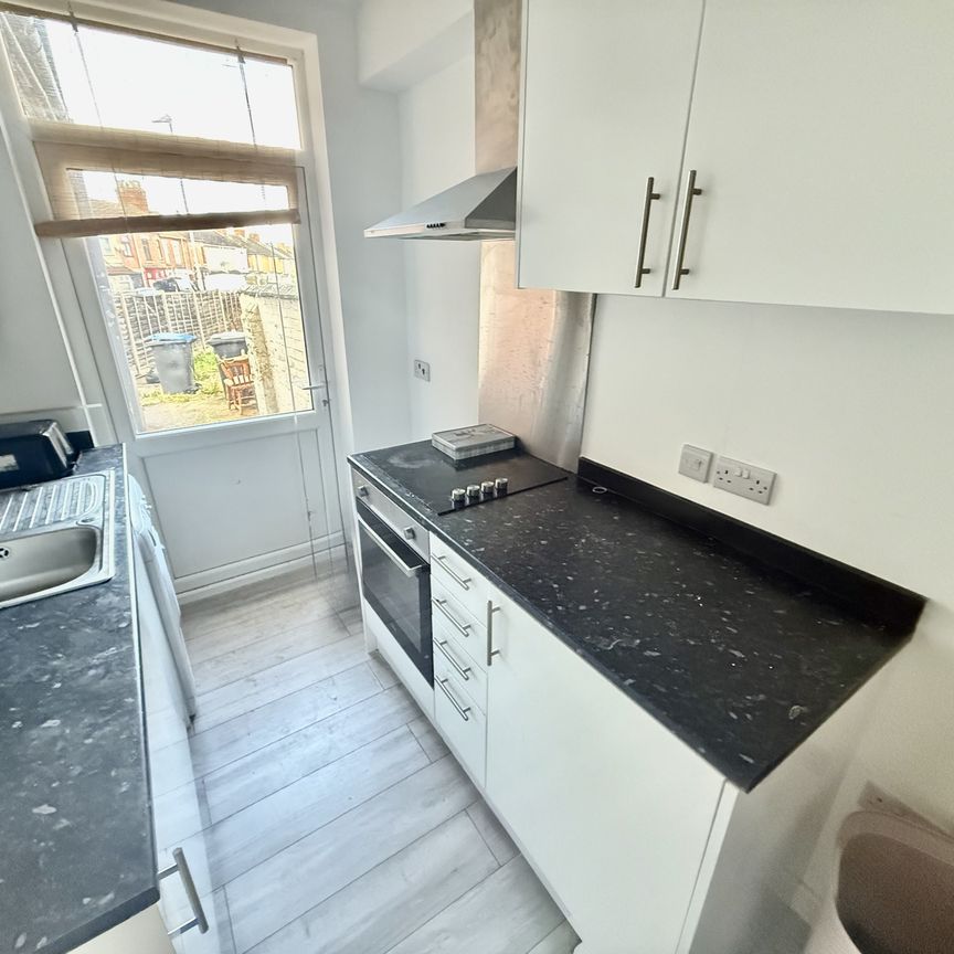 Clifton Road, Rugby - Photo 1