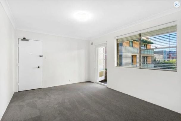 One Bedroom Apartment in Prime Location - Photo 1