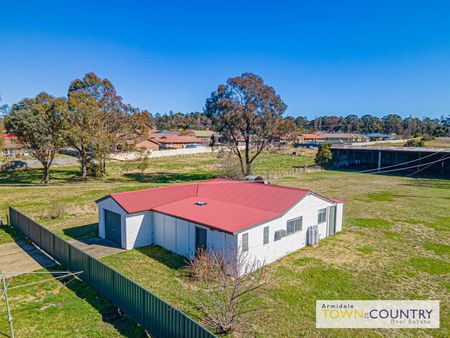 SPACIOUS FAMILY HOME - Photo 4