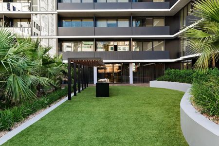 City Living, Modern 1 Bedroom Plus Study/2nd Bedroom Apartment With Balcony!! - Photo 3