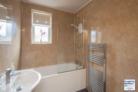 3 bedroom semi-detached bungalow to rent - Photo 4