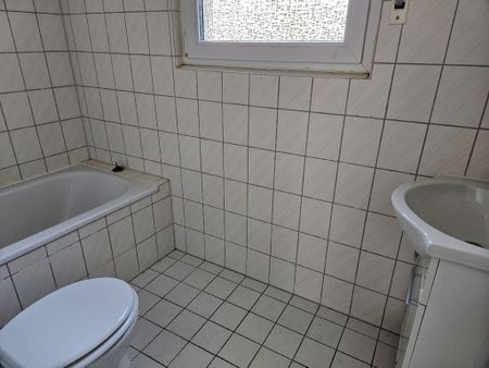 Bezugsfreie Erdgeschosswohnung mit ca. 36 m² Wohnfläche; 1 Zimmer und kleiner Küche - Photo 5