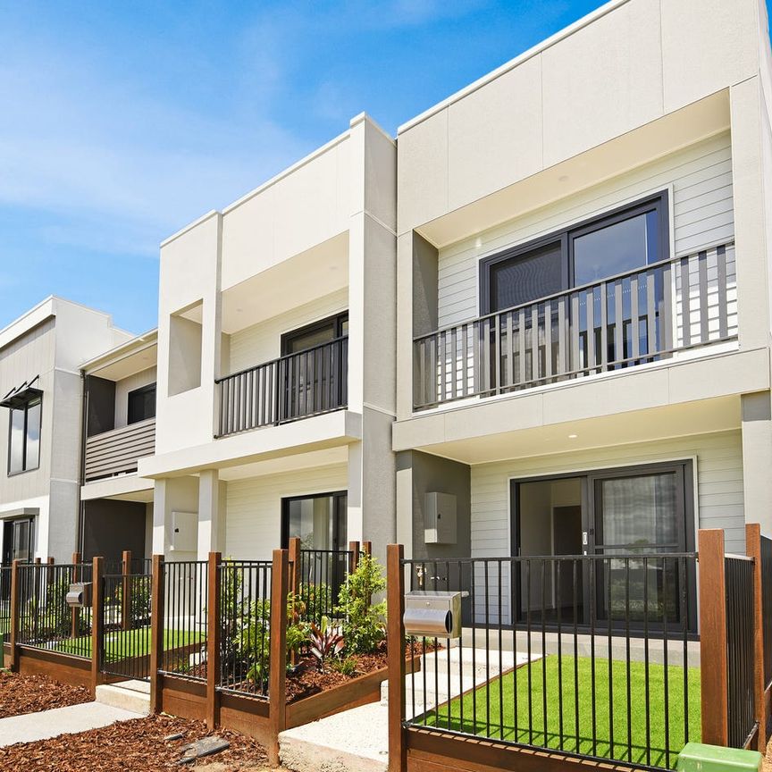 Modern 3-bedroom, 2-bathroom terrace home offering low-maintenance living in the heart of Baringa. - Photo 1