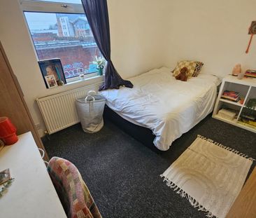 5 Bed - 82 Harold Terrace, Hyde Park, Leeds - LS6 1LD - Student - Photo 4