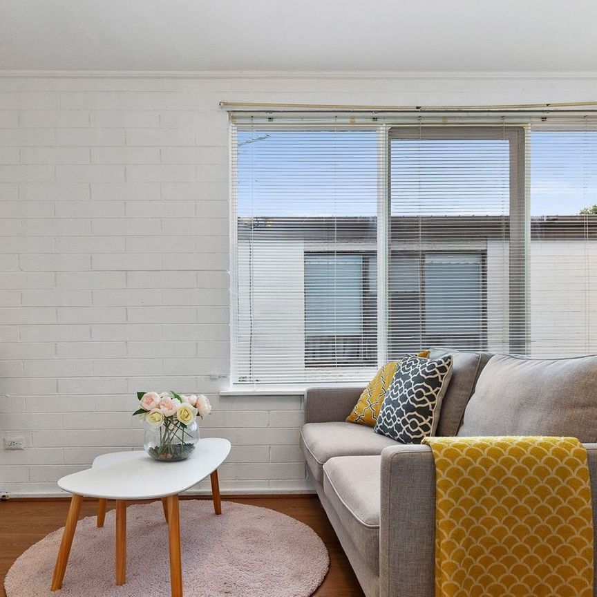 Stylish & Sunlit Apartment Opposite Caulfield Park - Photo 1