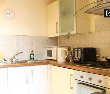 Equipped room in 2-bedroom apartment in Santry, Dublin - Photo 4